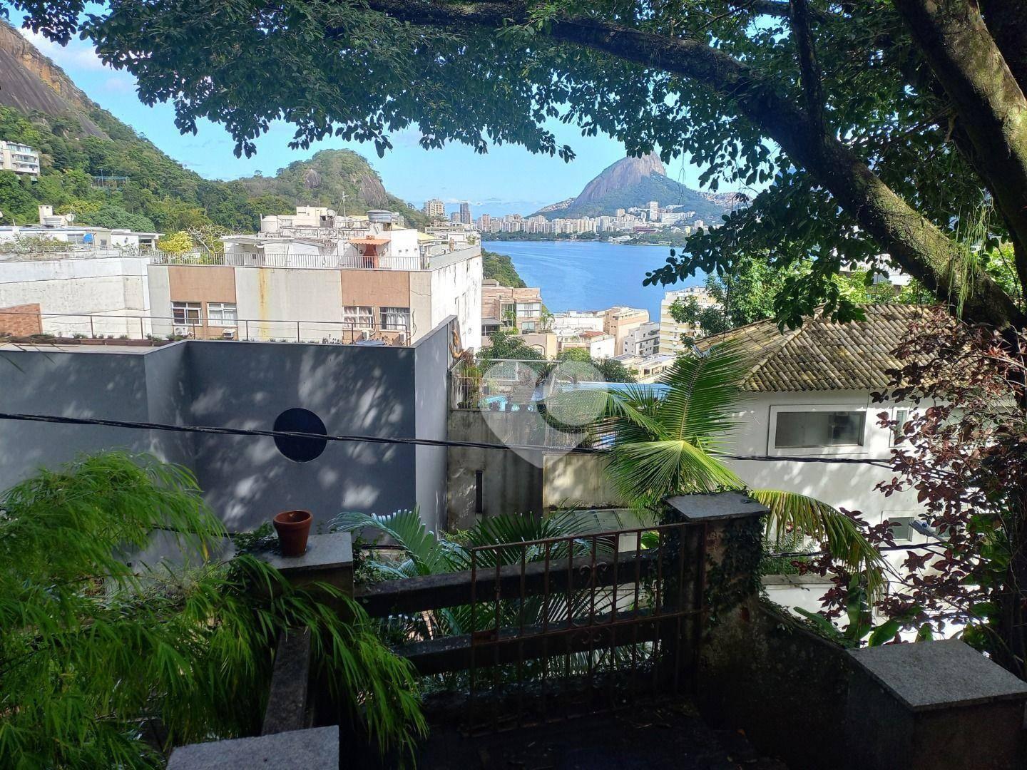 Casa com 5 quartos na rua Sacopa