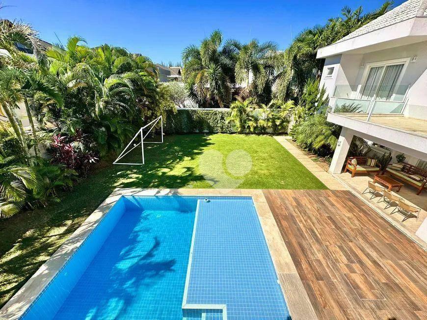 Santa Monica Jardins - Casa Triplex de Alto Padrão com 5 Suítes, campo de futebol e Placas Solares. Barra da Tijuca/RJ.